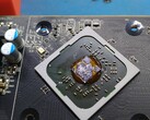 Ketchup utilizzato come composto termico sulla GPU AMD Radeon R7 240. (Fonte immagine: AssasinWarlord su ComputerBase.de)