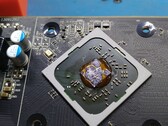Ketchup utilizzato come composto termico sulla GPU AMD Radeon R7 240. (Fonte immagine: AssasinWarlord su ComputerBase.de)
