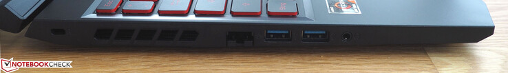 A sinistra: Kensington lock, RJ45 ethernet, 2x USB-A, jack cuffie 3.5-mm