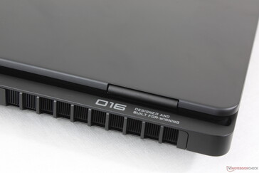 Il design posteriore esteso è più piccolo e non così aggressivo come nell'ultimo Legion Pro 7i 16 G10