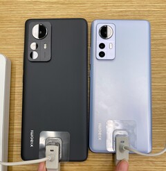 Lo Xiaomi 12 Pro e lo Xiaomi 12. (Fonte: Shaorong Technology su Weibo)