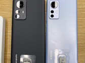 Lo Xiaomi 12 Pro e lo Xiaomi 12. (Fonte: Shaorong Technology su Weibo)