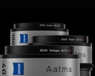 Gli obiettivi primari cinematografici Zeiss Aatma full-frame T1.5 mostrano diverse lunghezze focali, tra cui i modelli da 40 mm, 65 mm e 100 mm
