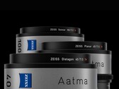 Gli obiettivi primari cinematografici Zeiss Aatma full-frame T1.5 mostrano diverse lunghezze focali, tra cui i modelli da 40 mm, 65 mm e 100 mm