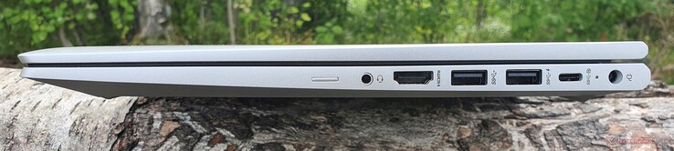A destra: slot nano-SIM (solo SKU WWAN), jack audio da 3,5 mm, HDMI 1.4b, 2x USB-A 3.1 Gen 1, USB-C 3.2 Gen 2 (10 GBit/s, DisplayPort 1.4 e Power Delivery), porta di ricarica