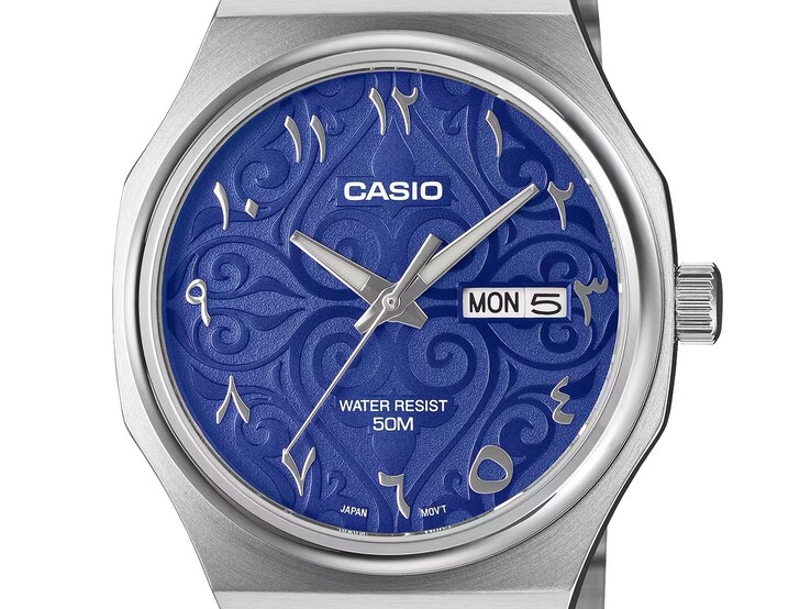 Primo piano del Casio MTP-E735AR-2A2V che mostra il quadrante blu vivace con motivo arabesco, i numeri arabi orientali applicati, le lancette sfaccettate argentate a forma di spada e l’indicatore del giorno e della data a ore 3.