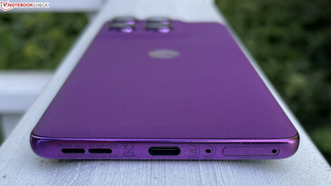 sotto: Altoparlante, USB-C 2.0, microfono, slot SIM