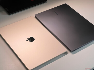 MacBook Air 15 (a sinistra) vs. Galaxy Book4 Pro (a destra)