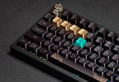 Keychron Black Myth Wukong, tastiera meccanica wireless, vista dall'alto, mostra il tasto di fuga artigianale e i keycaps d'accento