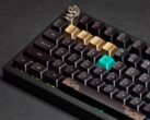 Keychron Black Myth Wukong, tastiera meccanica wireless, vista dall'alto, mostra il tasto di fuga artigianale e i keycaps d'accento
