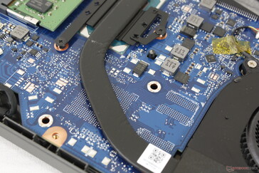 Slot inutilizzati sulla scheda madre per una GPU discreta opzionale GeForce MX e i suoi moduli VRAM