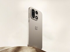 Il OnePlus 15 (nella foto) non ha il logo Hasselblad come il suo predecessore, il OnePlus 13. (Fonte: OnePlus)