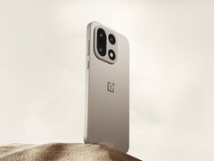 Il OnePlus 15 (nella foto) non ha il logo Hasselblad come il suo predecessore, il OnePlus 13. (Fonte: OnePlus)