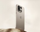 Il OnePlus 15 (nella foto) non ha il logo Hasselblad come il suo predecessore, il OnePlus 13. (Fonte: OnePlus)
