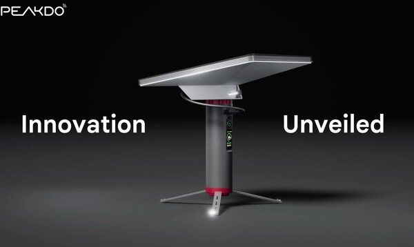 Il nuovo power bank di PeakDo per lo Starlink Mini è dotato di un treppiede.