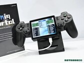 Il portale Yoniq è dotato di uno schermo inclinato e di comandi simili a quelli del DualShock 2.