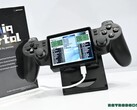 Il portale Yoniq è dotato di uno schermo inclinato e di comandi simili a quelli del DualShock 2.