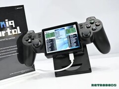 Il portale Yoniq è dotato di uno schermo inclinato e di comandi simili a quelli del DualShock 2.