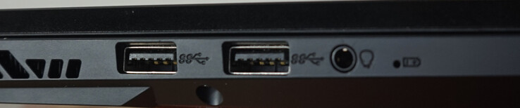 Porte a sinistra: 2x USB-A (10 Gbit/s), cuffie