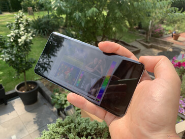 Utilizzo del Galaxy S10 5G all'esterno sotto il sole