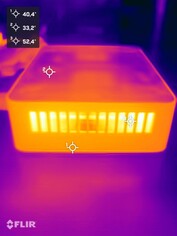 Asus NUC 15 Pro+ durante lo stress test (lato sinistro)