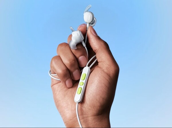 Gli auricolari cablati di Bose hanno un telecomando integrato sul cavo.