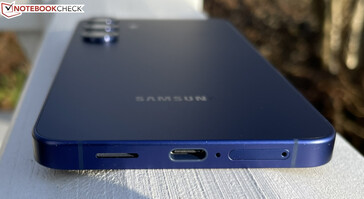 In basso: altoparlante, USB-C 3.1 Gen 1, microfoni, dual SIM (fonte immagine: Manuel Masiero)