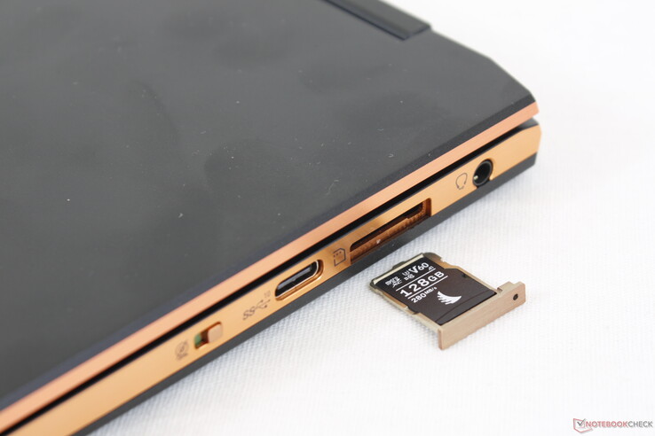 Il vassoio MicroSD sembra appartenere a uno smartphone e non a un computer portatile