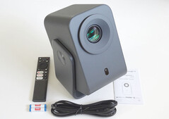 Il TCL C1 è confezionato con un manuale di avvio rapido, un cavo di alimentazione CA e un telecomando con due batterie. (Fonte immagine: Notebookcheck)