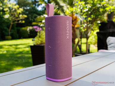 Il Sound Play è posizionato verticalmente su un tavolo