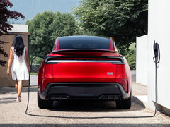 Una Model Y Performance in carica presso un caricatore domestico Tesla Wall Connector. (Fonte: Tesla)