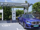 Una BMW elettrica presso una stazione di ricarica pubblica in India (Fonte: BMW)