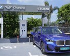 Una BMW elettrica presso una stazione di ricarica pubblica in India (Fonte: BMW)