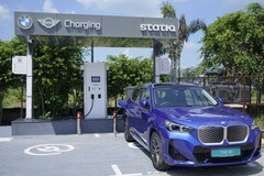 Una BMW elettrica presso una stazione di ricarica pubblica in India (Fonte: BMW)
