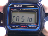 Il Casio A158WA (che condivide il modulo del Casio F-91W) può visualizzare "Casio" sul display, così come il più recente W-217H. (Fonte immagine: Wikipedia)