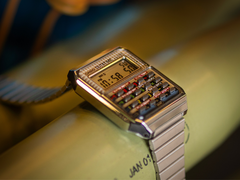 Il modello Casio CA-500WEBF (nella foto) è dotato di una serie di elementi di design presi in prestito dall&#039;iconico film Ritorno al Futuro. (Fonte: Casio)