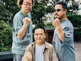 Gli ex responsabili dello sviluppo della serie Tekken, Yonemori Ikeda e Harada, alzano i pugni per una foto