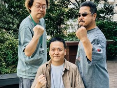 Gli ex responsabili dello sviluppo della serie Tekken, Yonemori Ikeda e Harada, alzano i pugni per una foto