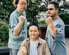 Gli ex responsabili dello sviluppo della serie Tekken, Yonemori Ikeda e Harada, alzano i pugni per una foto