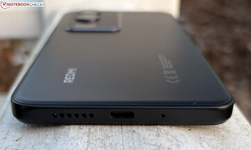 In basso: altoparlante, porta USB-C e microfono