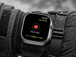 L’Hypershell Halo può essere controllato tramite il suo assistente IA Shelly da uno smartwatch.