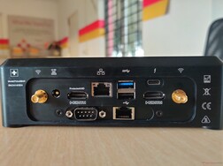 Lato Posteriore (da sinistra a destra): Porta antenna Wi-Fi, alimentazione, UHD protetto HDMI, VGA, 2x RJ-45, USB 3.1 Type-A, USB 2.0 Type-A, Thunderbolt 3, HDMI, porta antenna Wi-Fi.