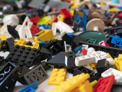Un'immagine che mostra i mattoncini LEGO sparsi sul pavimento. (Fonte immagine: nikitozawr - Pixabay)