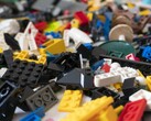 Un'immagine che mostra i mattoncini LEGO sparsi sul pavimento. (Fonte immagine: nikitozawr - Pixabay)