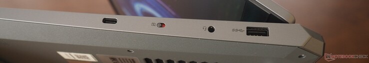 Lato destro: USB-C 3.2 Gen2 (incl. PD &amp; DP), otturatore della webcam, audio, USB-A 3.2 Gen1