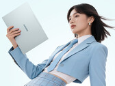 Il laptop LCD Xiaoxin Air 14 2026 è ora disponibile in Cina. Nella foto: un’immagine promozionale che mostra il design leggero del dispositivo.