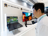 Samsung Display ha presentato un pannello OLED da 16 pollici con risoluzione 2,5K per laptop in grado di funzionare fino a 300 Hz, il primo OLED per laptop a raggiungere tale frequenza di aggiornamento.