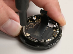 Il Pixel Watch 4 ottiene un punteggio di 9 su 10 in termini di riparabilità. Nella foto: l'interno dello smartwatch. (Fonte: iFixit)