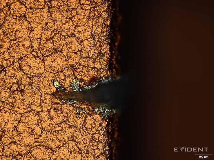 L'immagine mostra l'aspetto di questi graffi al microscopio digitale (Fonte: iFixit)