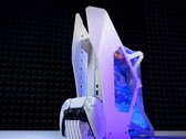 Questa è probabilmente la prima console al mondo raffreddata a liquido della Sony PS5. (Immagine: Modding Cafe/YouTube)